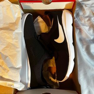 Nike AD Comfort running shoes